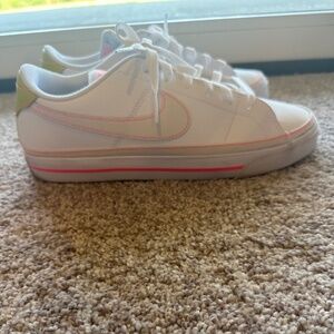 Nike Women's 9.5 Court Legacy Next Nature White/Hot Pink